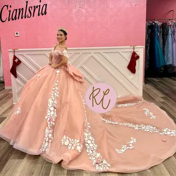 Розовые аппликации Кружевное бальное платье с бантом Quinceanera Платья с открытыми плечами 3D Цветы Корсет Vestidos de 15 Años